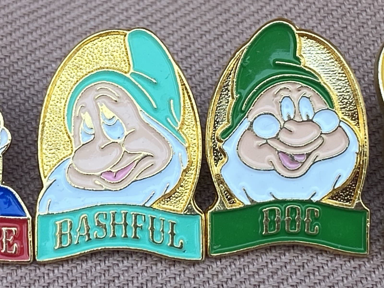 8 Disney Store Snow White & Dwarfs Promotion Pins Bashful Doc Dopey Happy Grumpy 4