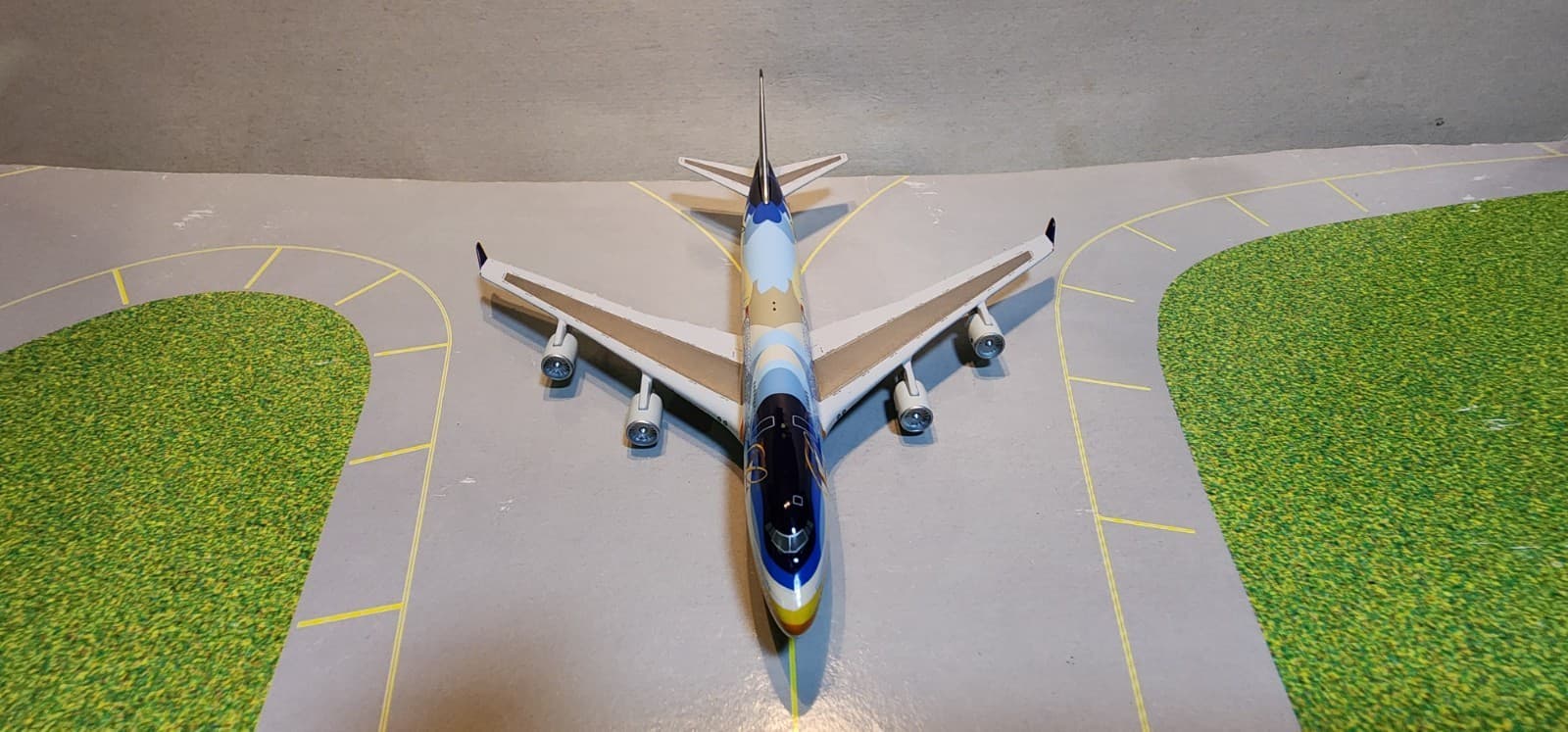 SJSIA037 SINGAPORE "TROPICAL" 747-400 (REG 9V-SPK) 1:500 SCALE DIECAST MODEL 4