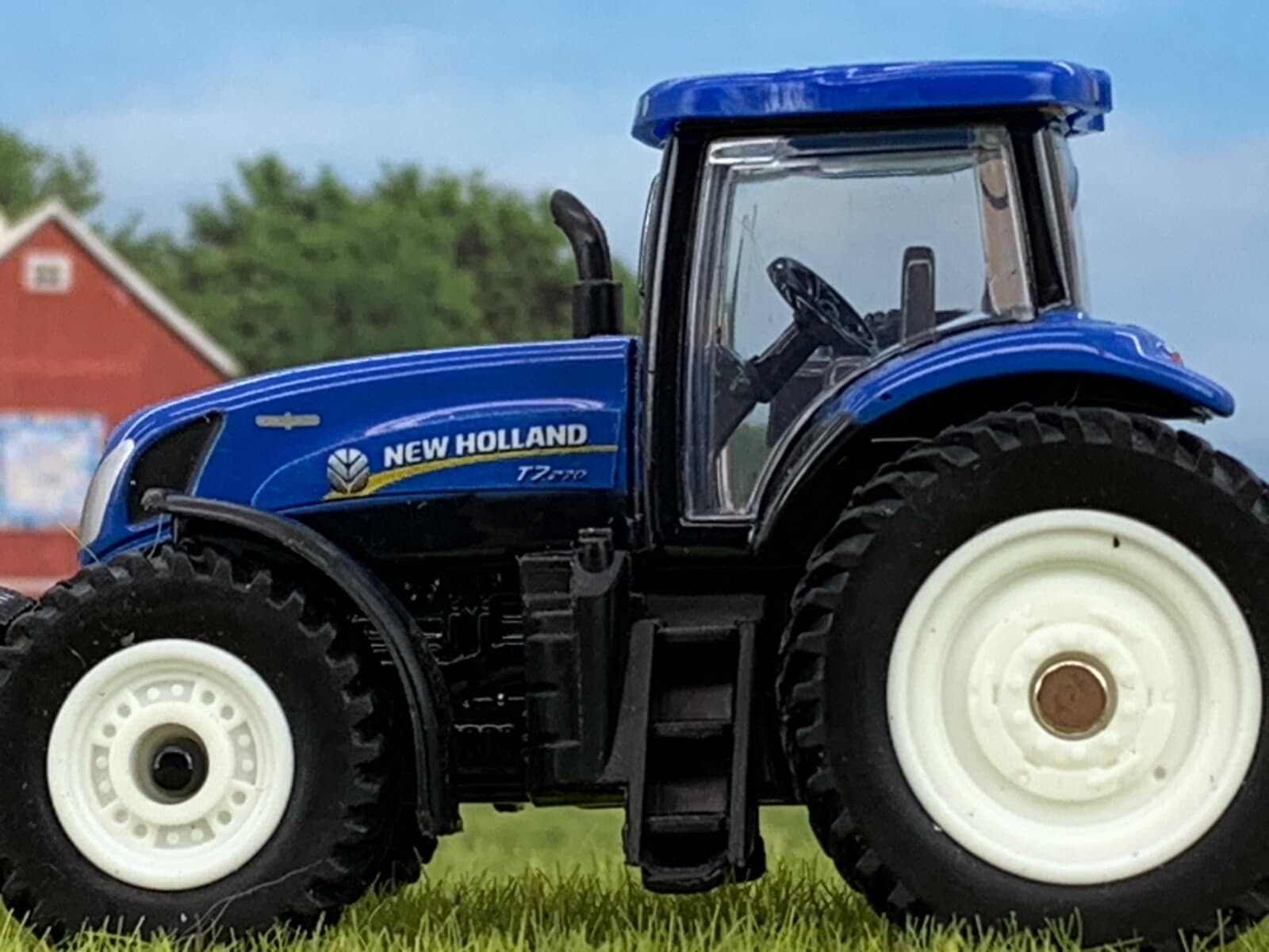1/64 ERTL NEW HOLLAND T7.270 4WD TRACTOR 2