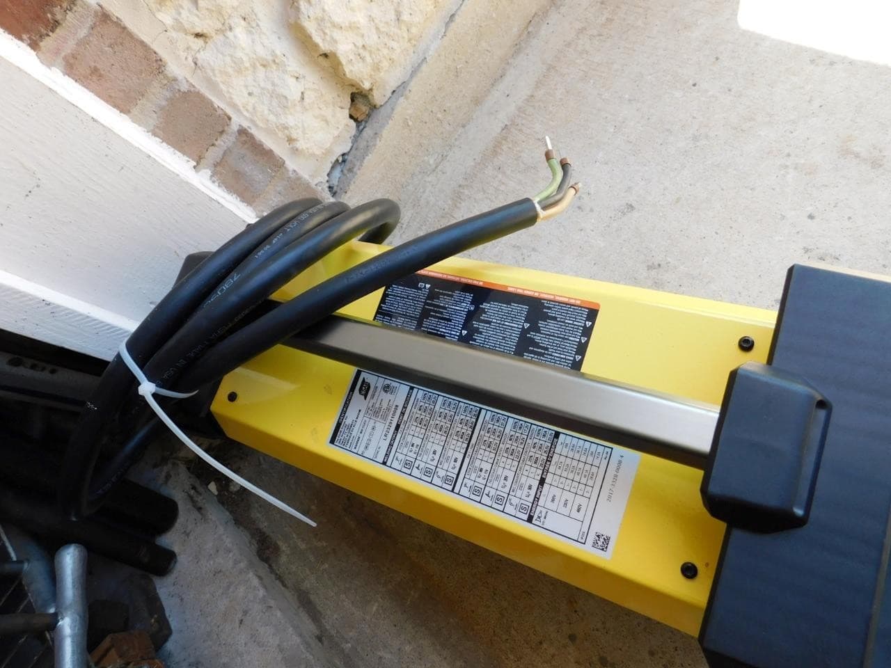 ESAB 0558102558 WARRIOR 300i CC/CV MULTI-PROCESS WELDER STICK TIG MIG 4