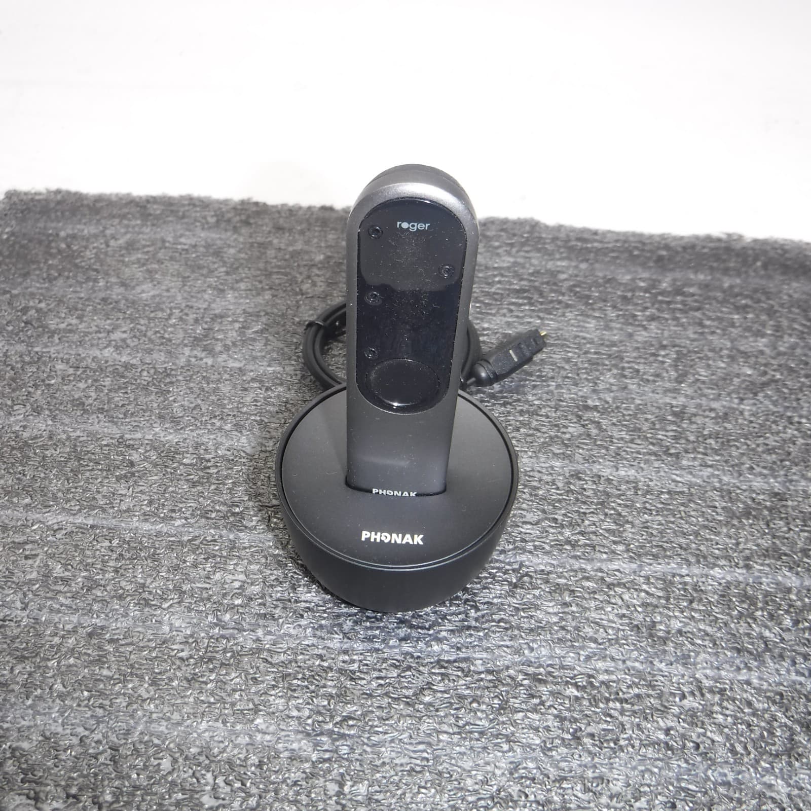 PHONAK ROGER On iN V2 MICROPHONE TRANSMITTER RECHARGEABLE W/BASE & COVER T13 E7 6