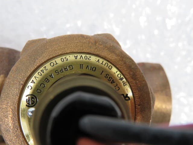 Gems 27071 Shuttle Type Flow Switch 1.25" NPT 50-240VAC 20VA ! NEW ! 3