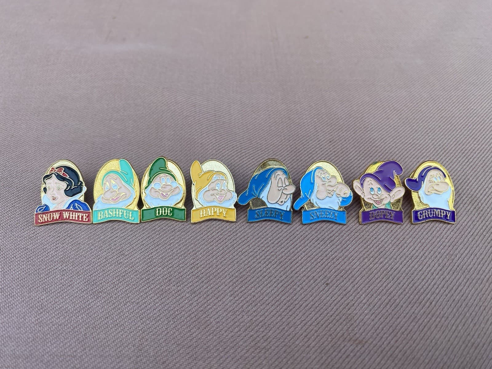8 Disney Store Snow White & Dwarfs Promotion Pins Bashful Doc Dopey Happy Grumpy