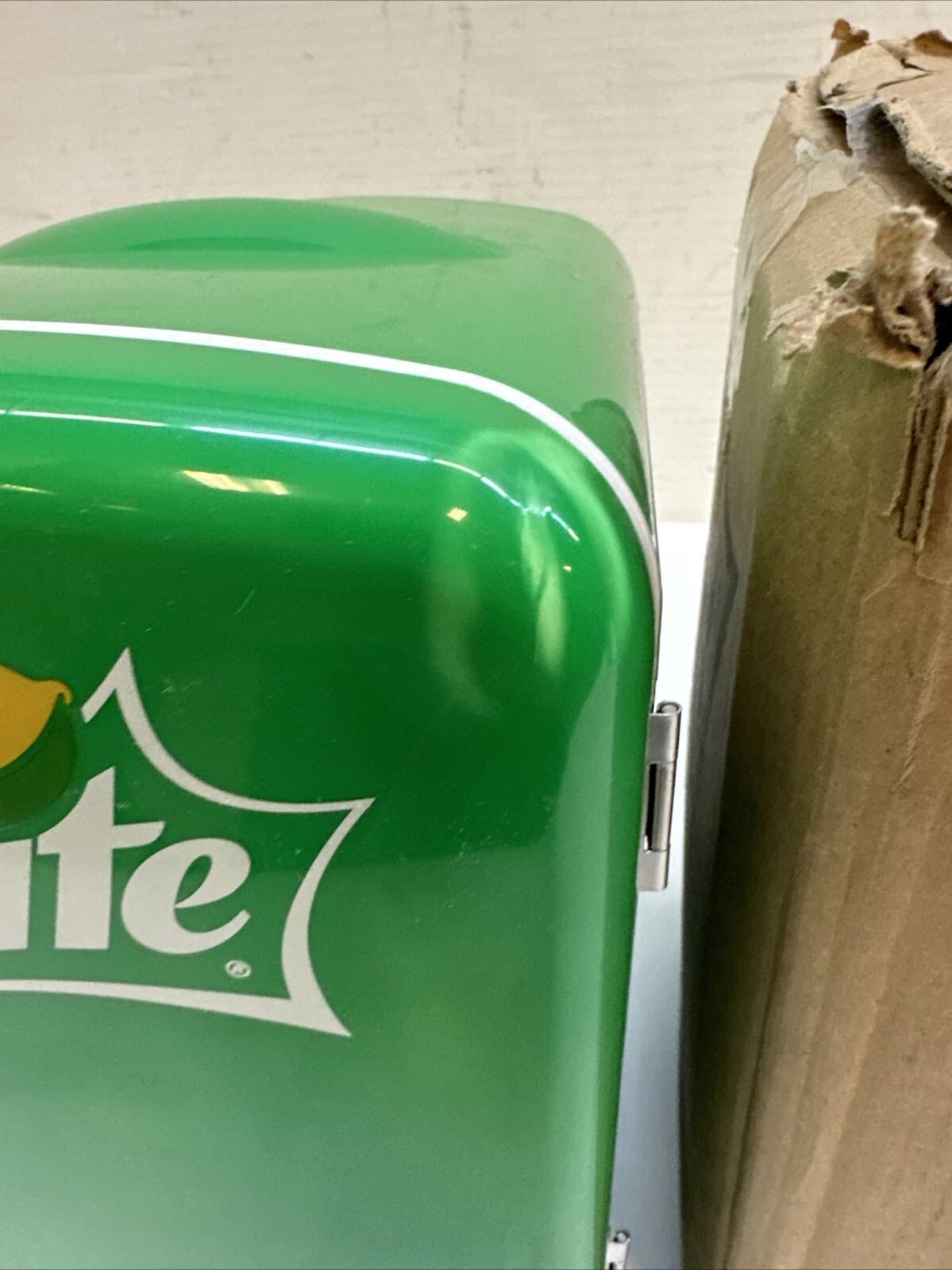 Koolatron green Sprite 4 Liter/6 Can Portable thermoelectric Cooler.  Read Desc 2