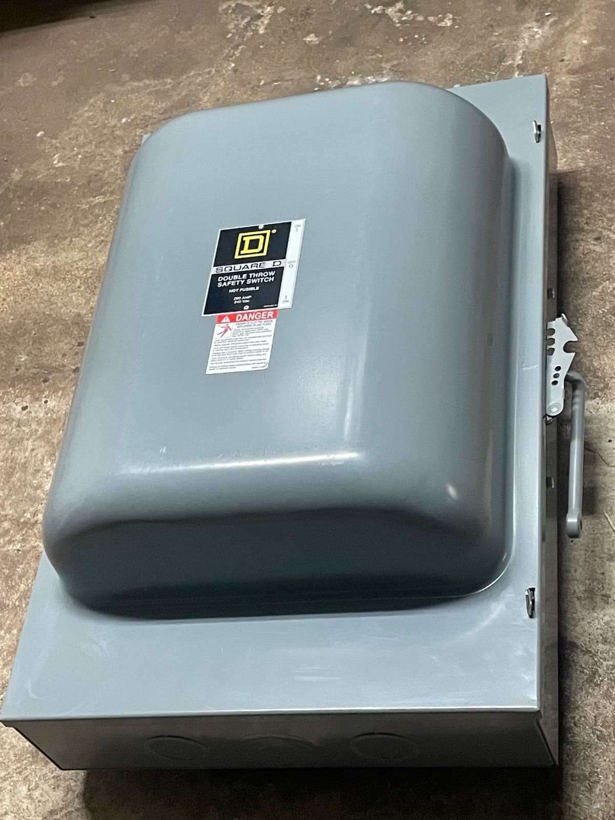 Square D 82354 200-Amp 240-VAC Double Throw Manual Transfer Switch 3-Pole Type 1