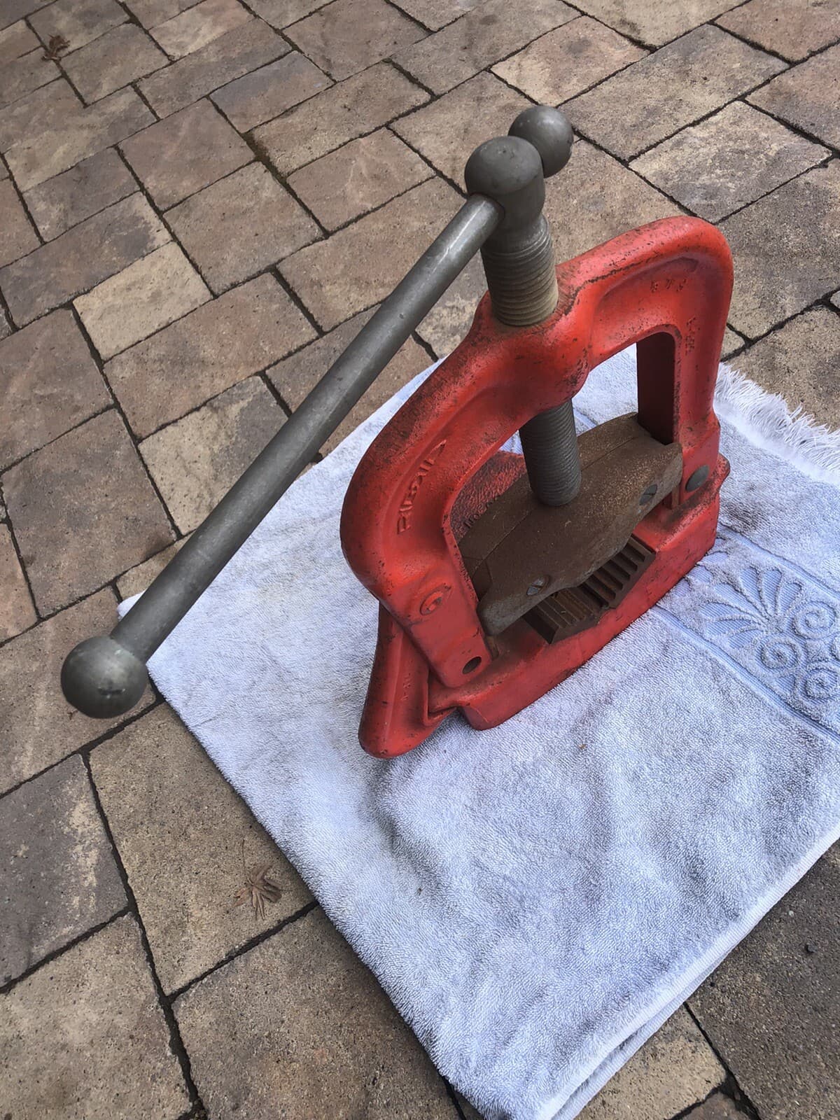 RIDGID NO. 26 YOKE  PIPE VISE 1/8-5" CAPACITY IN VERY GOOD CONDITION. 4