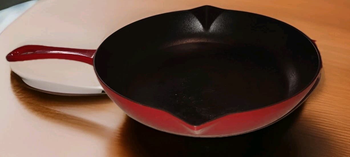 Staub VINTAGE  Cast Iron Enamel Frying Pan, W/ Pour Spout. Made In France Used