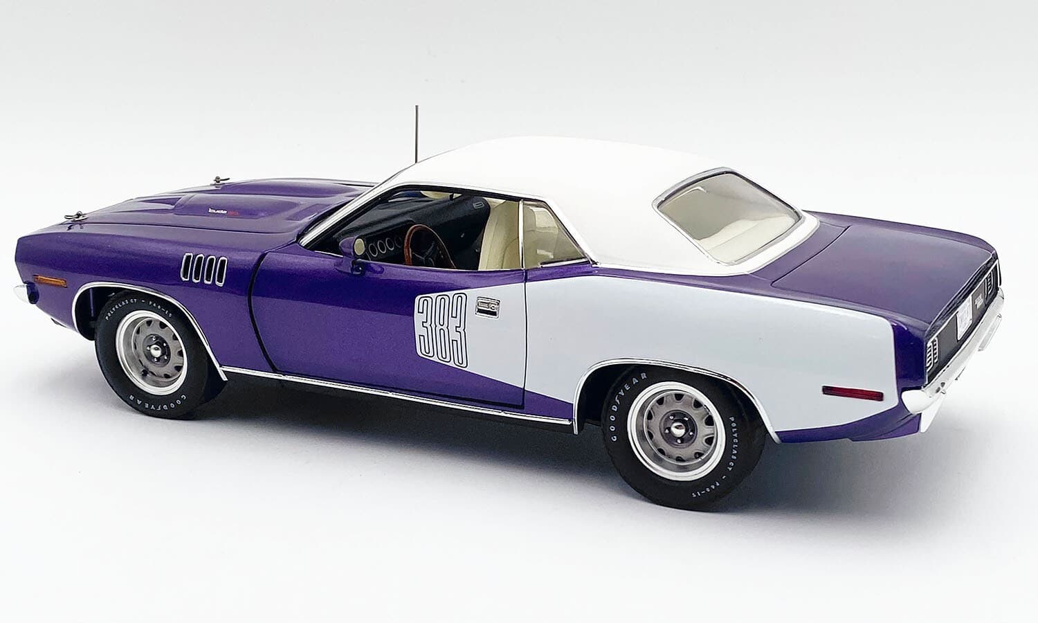 ACME A1806135VT 1:18 1971 PLYMOUTH CUDA (IN-VIOLET) VINYL TOP 3