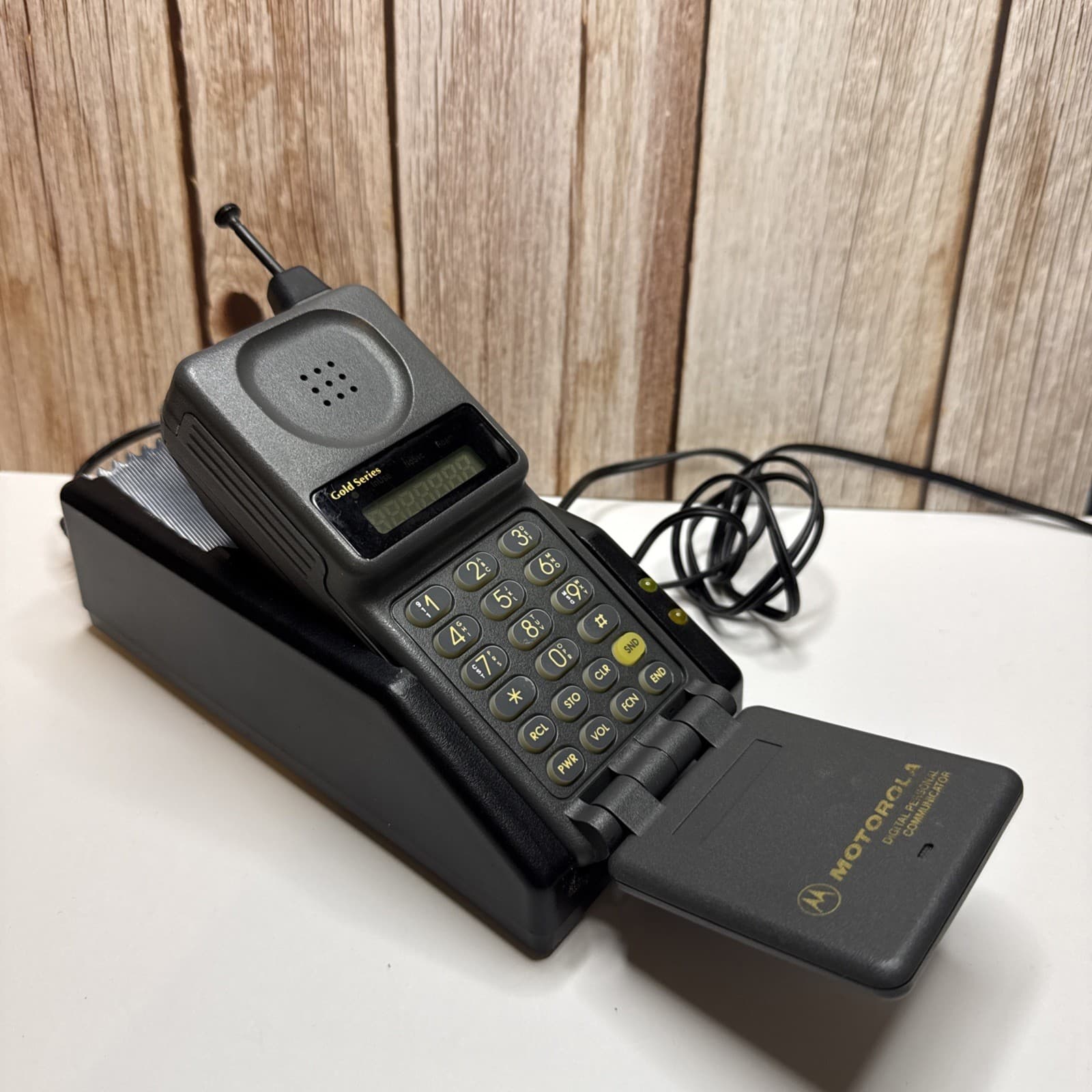 Vintage Motorola Digital Personal Communicator Cell Phone F09HLD8426AG-w/Charger