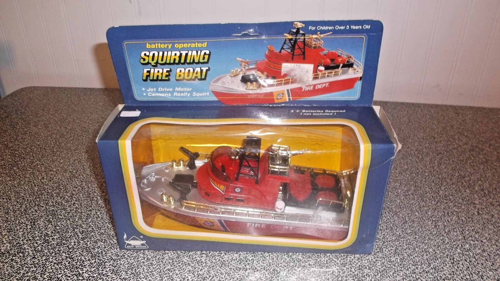 SQUIRTING FIRE DEPARTMENT BOAT 1975 NEW BRIGHT INDUSTRIAL Battery Power No. 2081