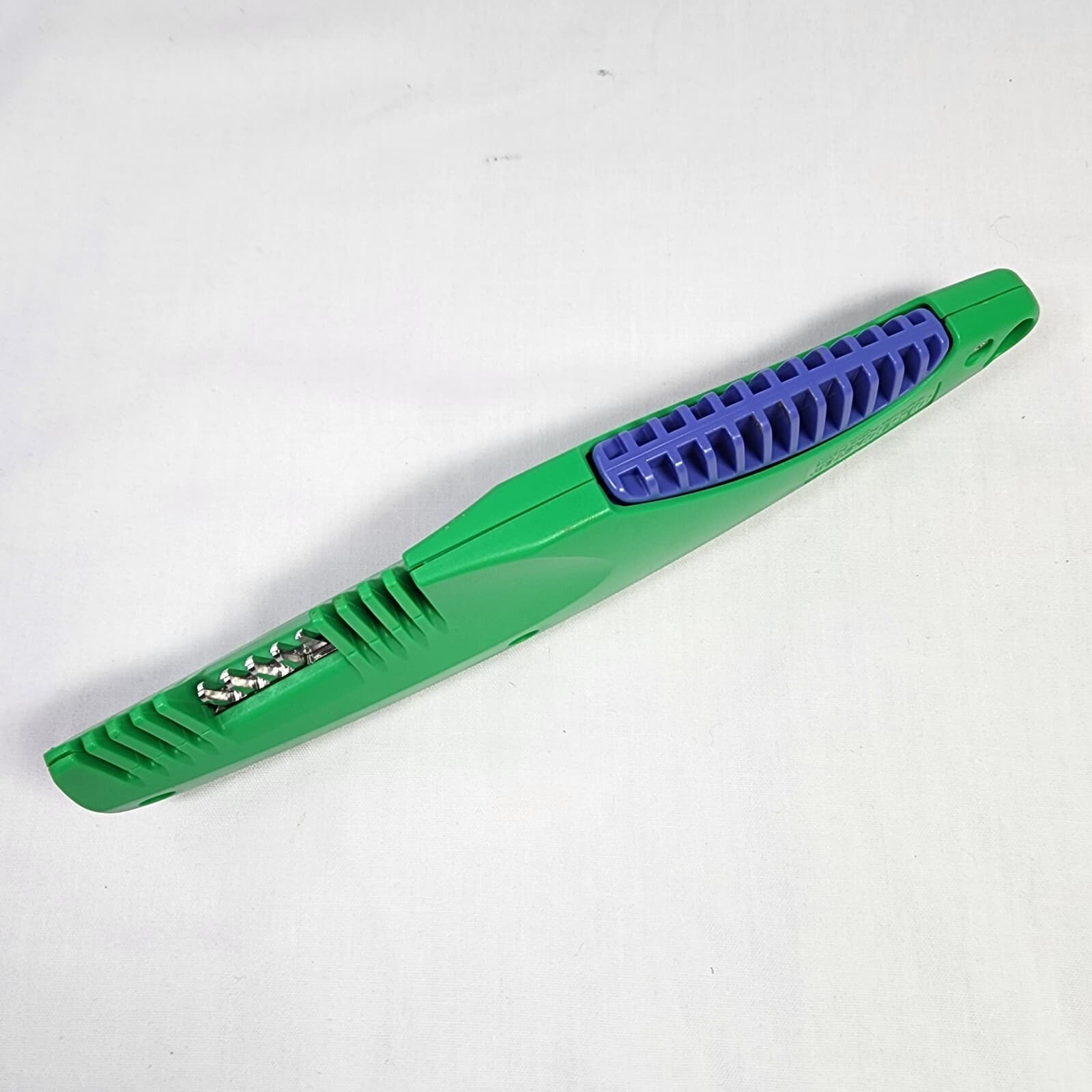Grooma ManeMaster Horse Comb by White Horse Trading Co.  Green Comb Blue Trigger 6