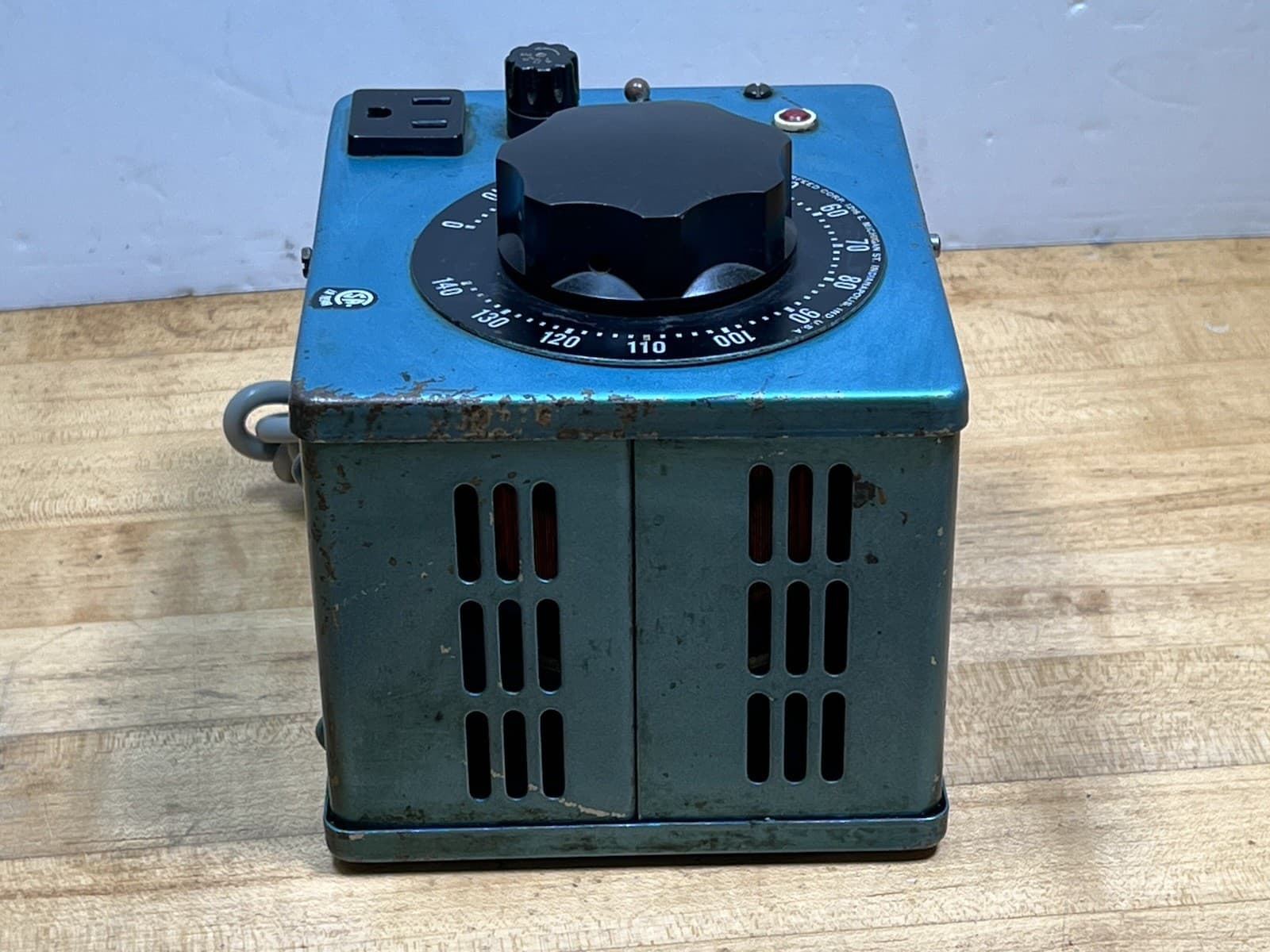 Moorfeed 033-2001 Variable Electric Autotransformer - 3.75 AMPS, Output: 0-140v 4