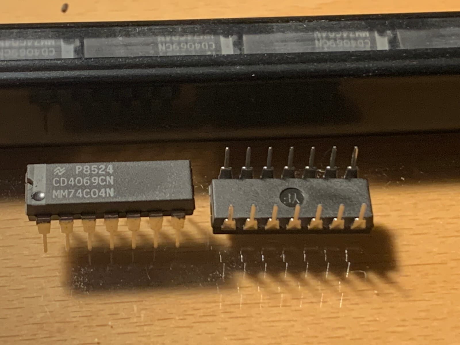 MM74C04N / CD4069CN IC - LOGIC CIRCUIT HEX INVERTER CMOS, 14 PIN DIP.  3