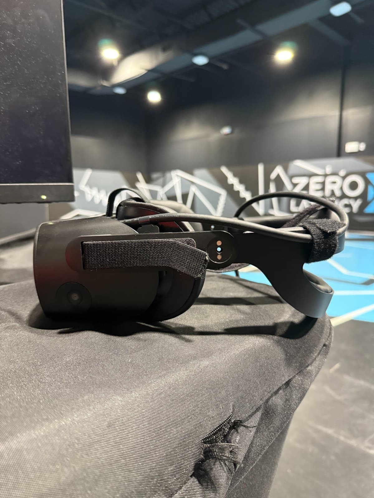 HP Reverb virtual reality headset G2 with both hand trackers and 1 meter cord 3