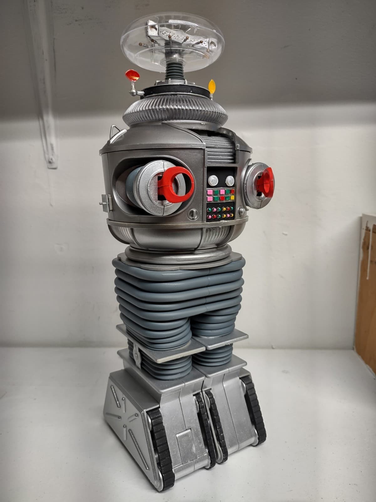 Moebius Models Robot B9 (Lost in Space) 1/6 scale (ready to display)