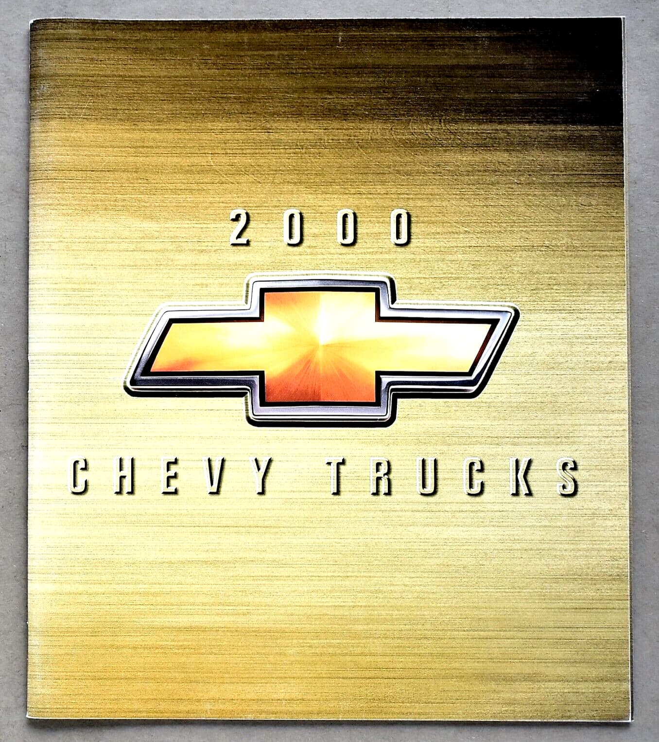 ORIGINAL 2000 CHEVROLET FULL LINE TRUCK SALES BROCHURE ~ 32 PAGES ~ 8.5" X 10"