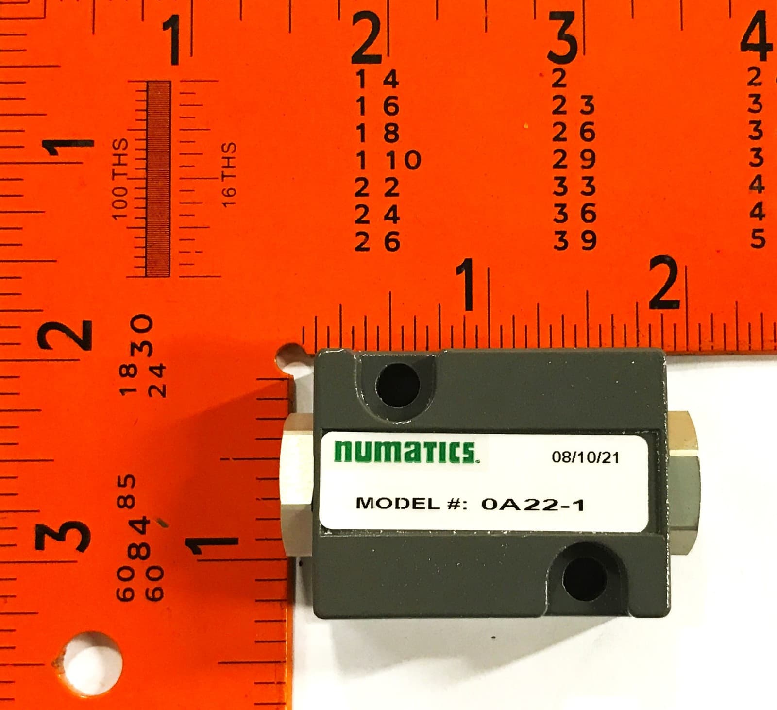 Numatics 1/8 inch Shuttle Valve Model# OA22-1 NOS 6