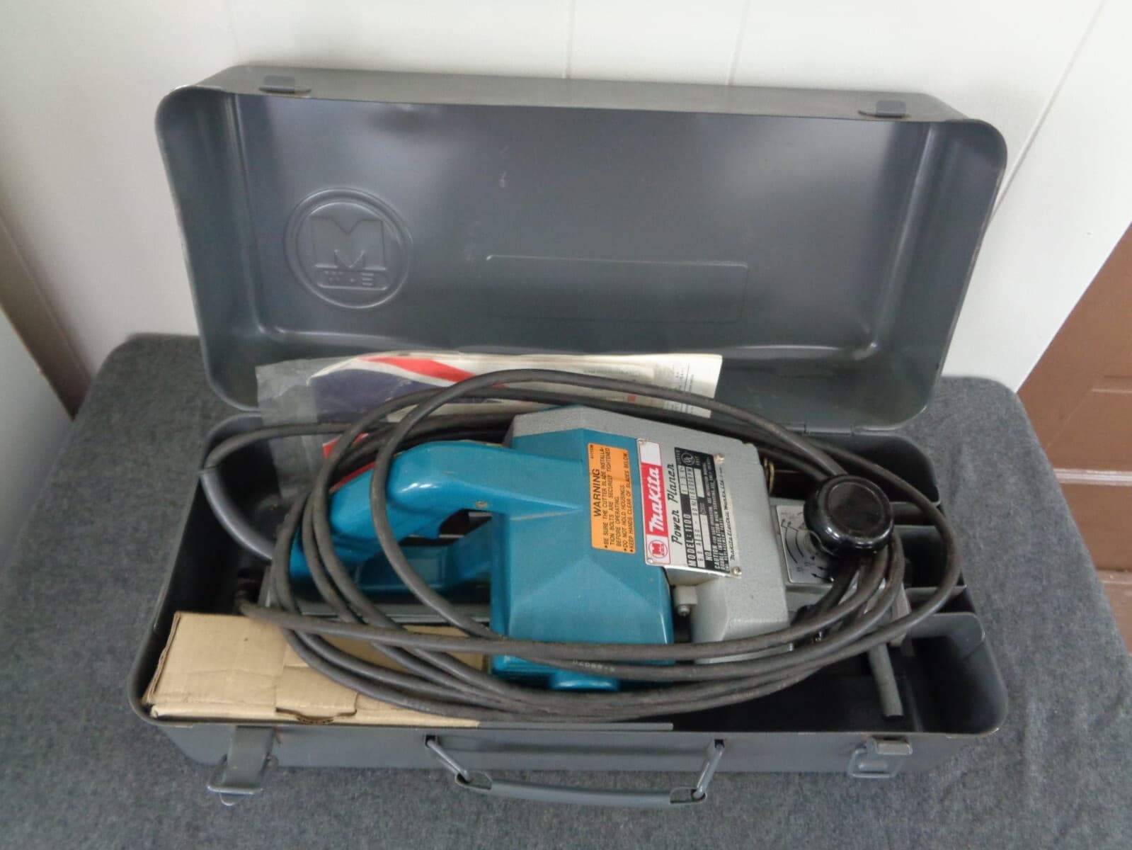 Makita Power Planer Model 1100 w/ Metal Box & Accessories - Japan 2