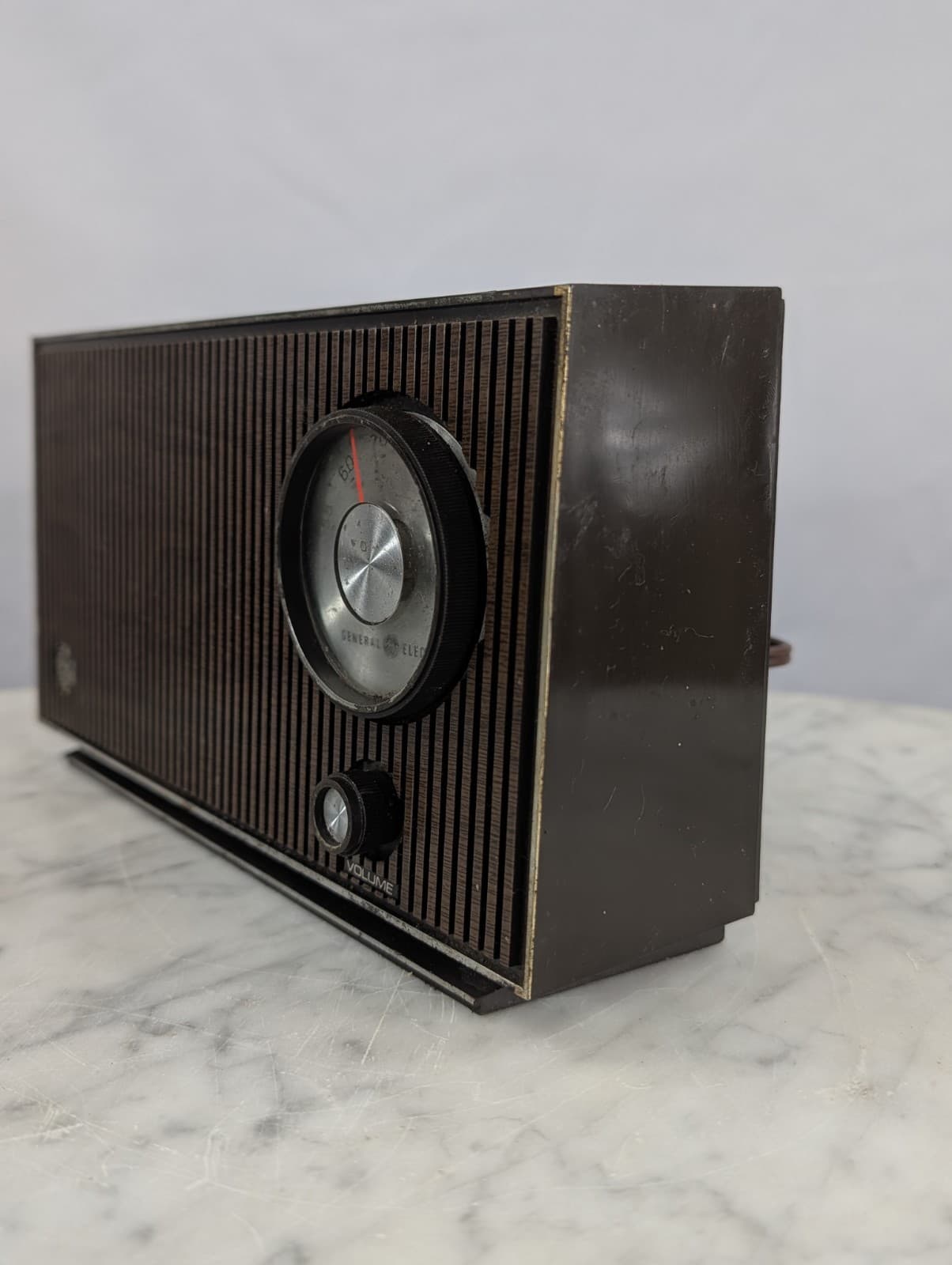 GE General Electric Vintage RADIO T2100B 1960s Mid Century Modern AM Radio Works 4