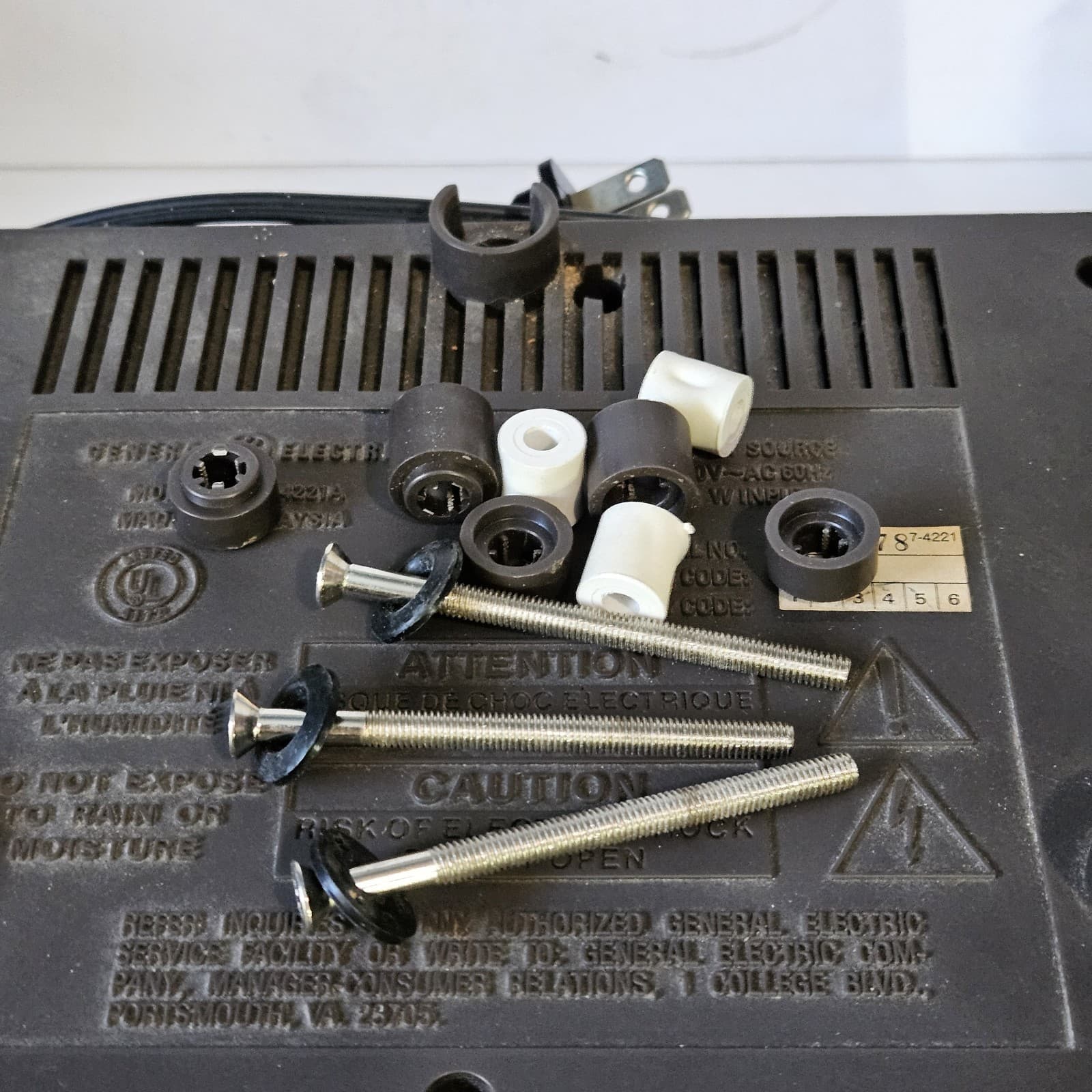 General Electric GE Spacemaker Under-Cabinet Digital Clock Radio AM/FM 7-4221A 4