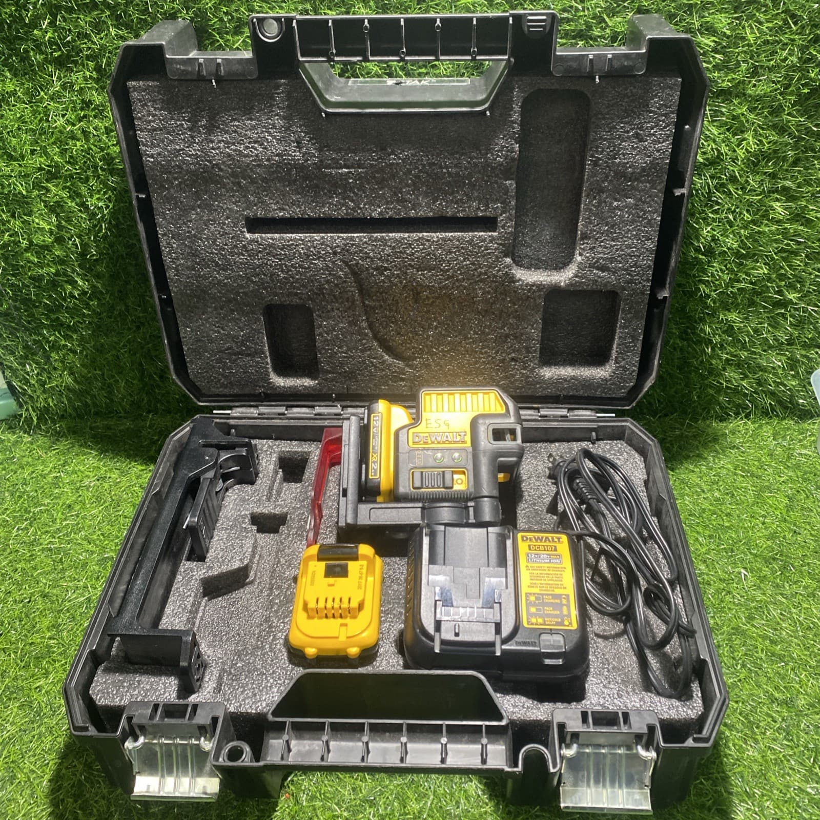 DeWALT DW0822LG 12V 2-Spot Cross Line Green Laser DCB107 Charger DCB127 Battery