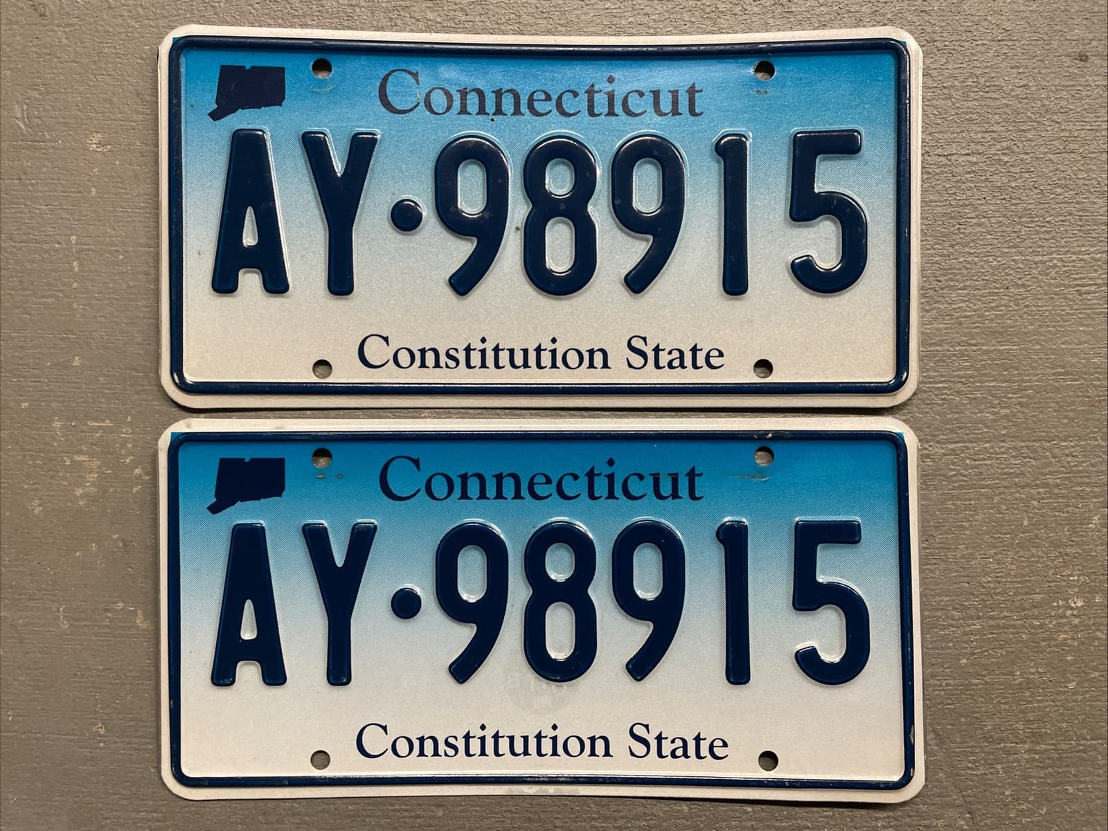 CONNECTICUT LICENSE PLATE PAIR/SET  BLUE/WHITE FADE  AY-98915 NICE!!