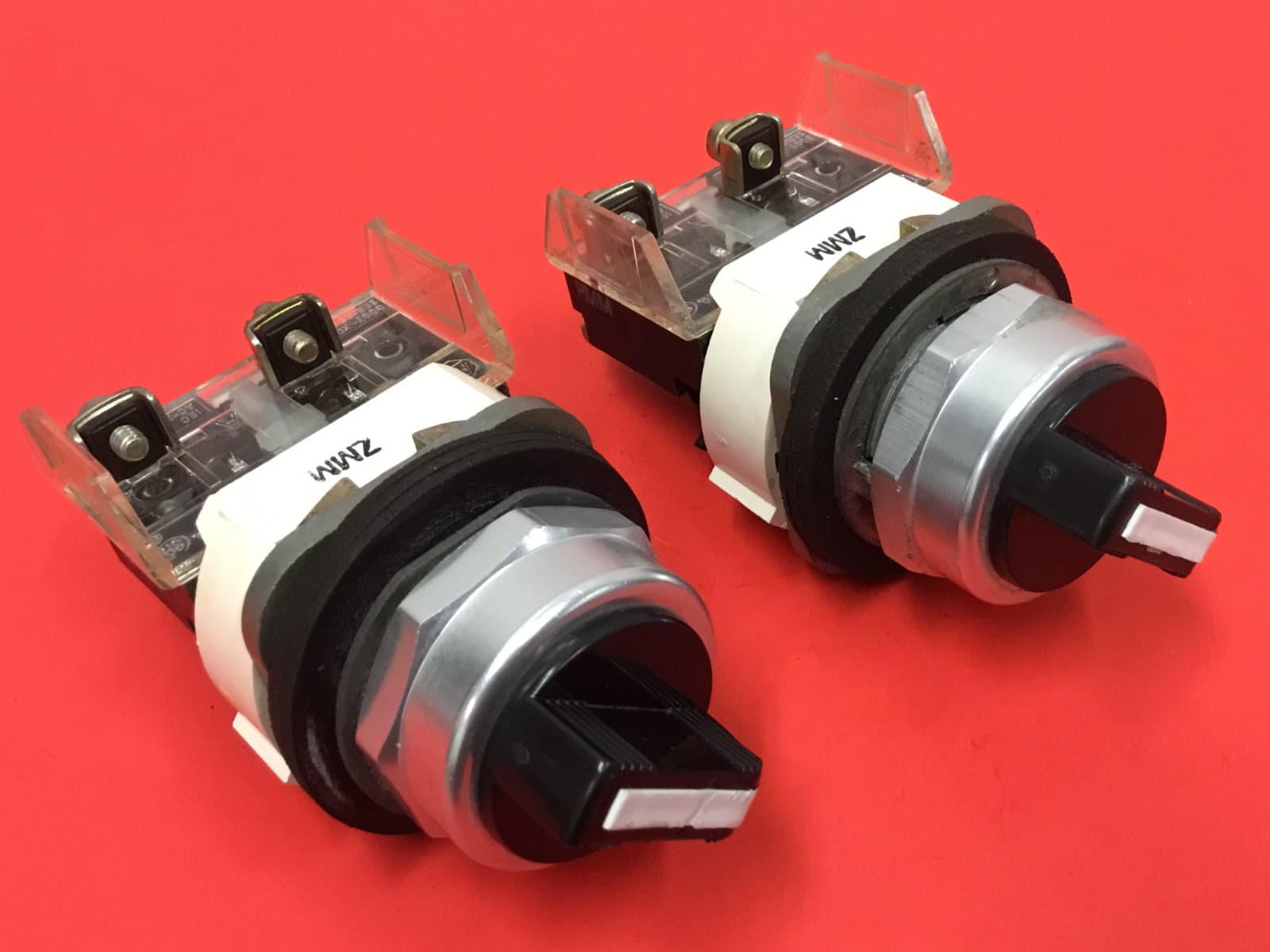 Allen-Bradley - P/N: 800T-H2 - Ser. T - Selector Switch - LOT OF (2) 2