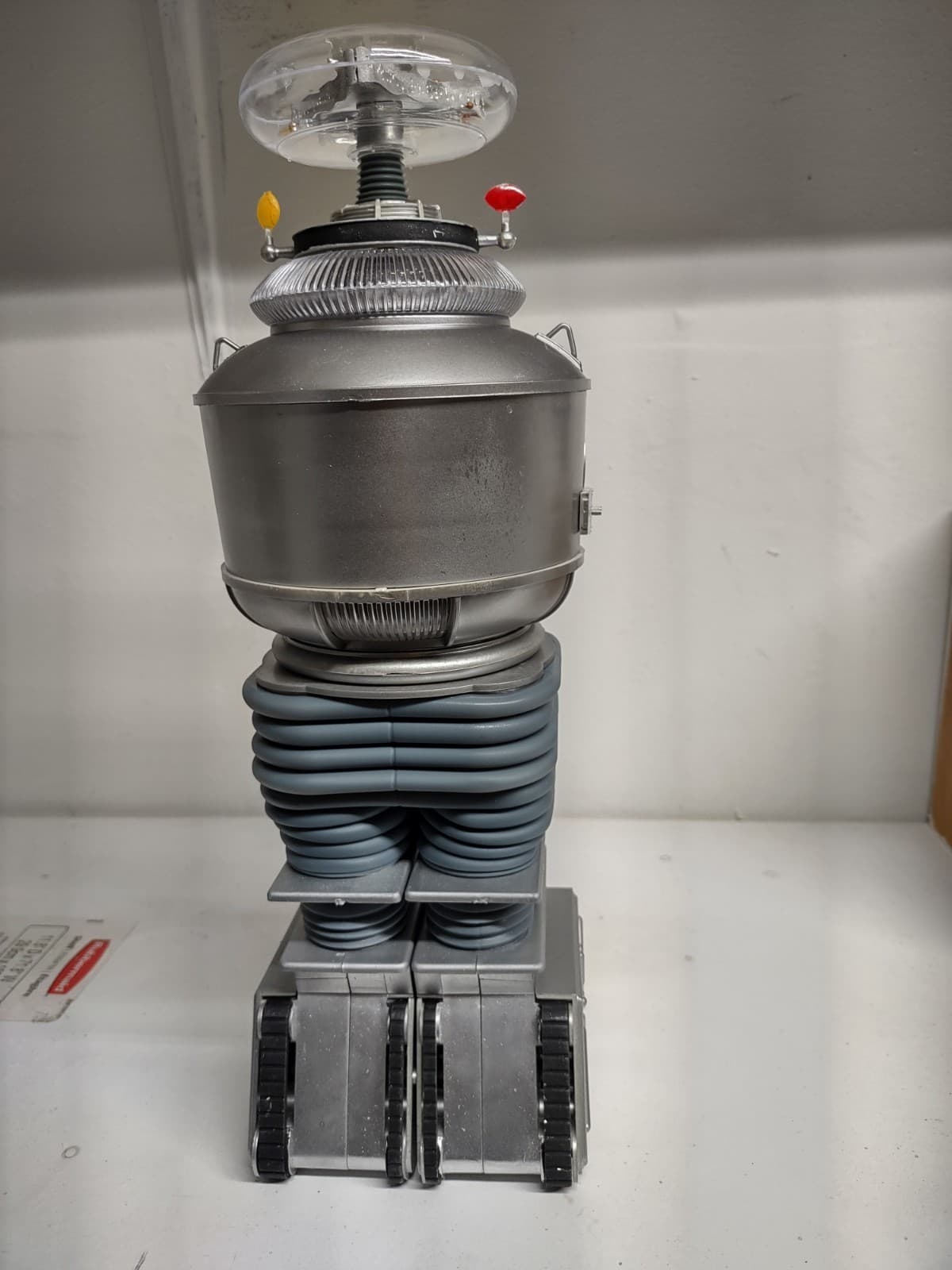 Moebius Models Robot B9 (Lost in Space) 1/6 scale (ready to display) 5