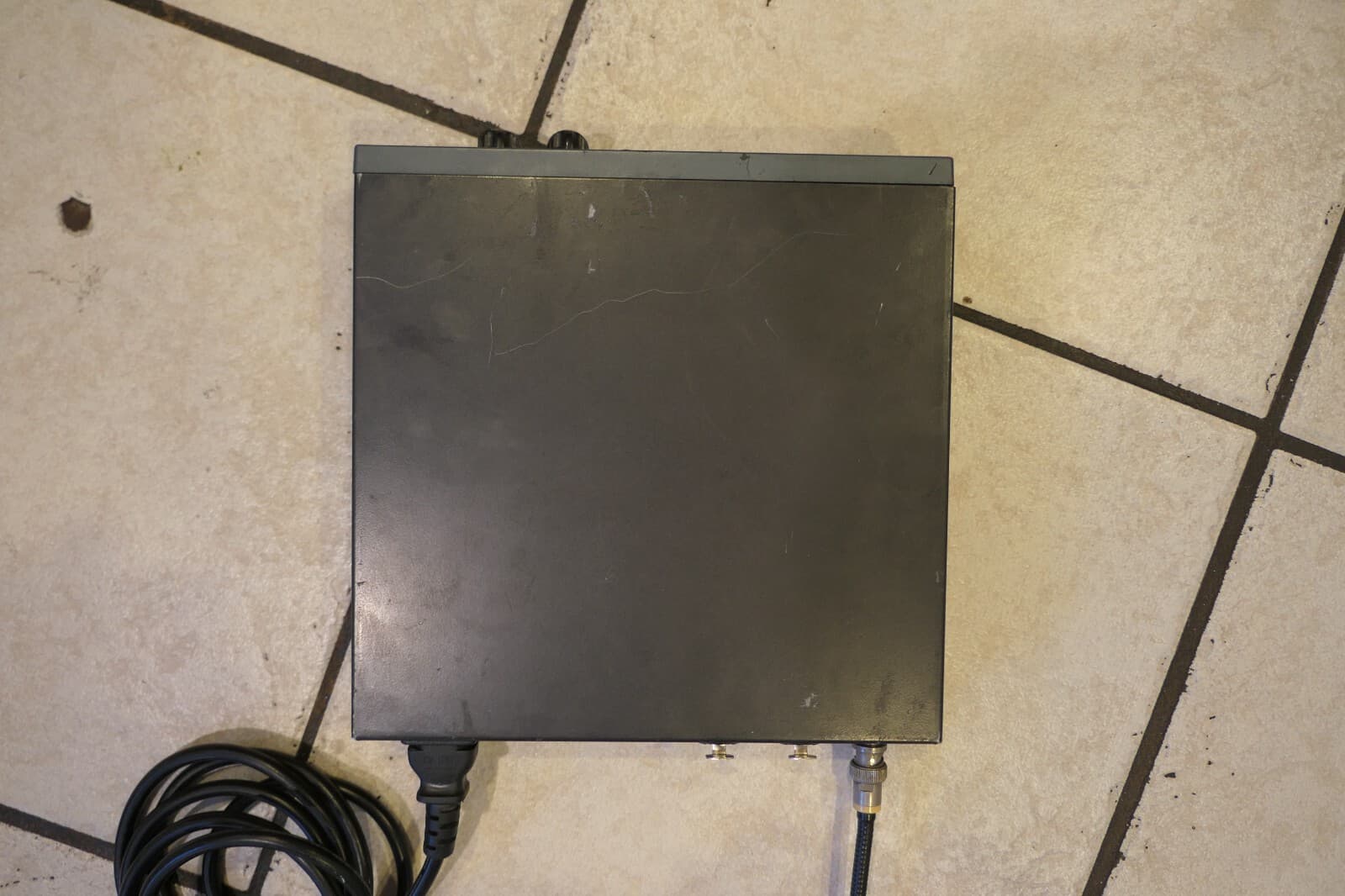 Carvin EM900 Wireless In-Ear Monitor UHF Transmitter - 638-662 MHz 4