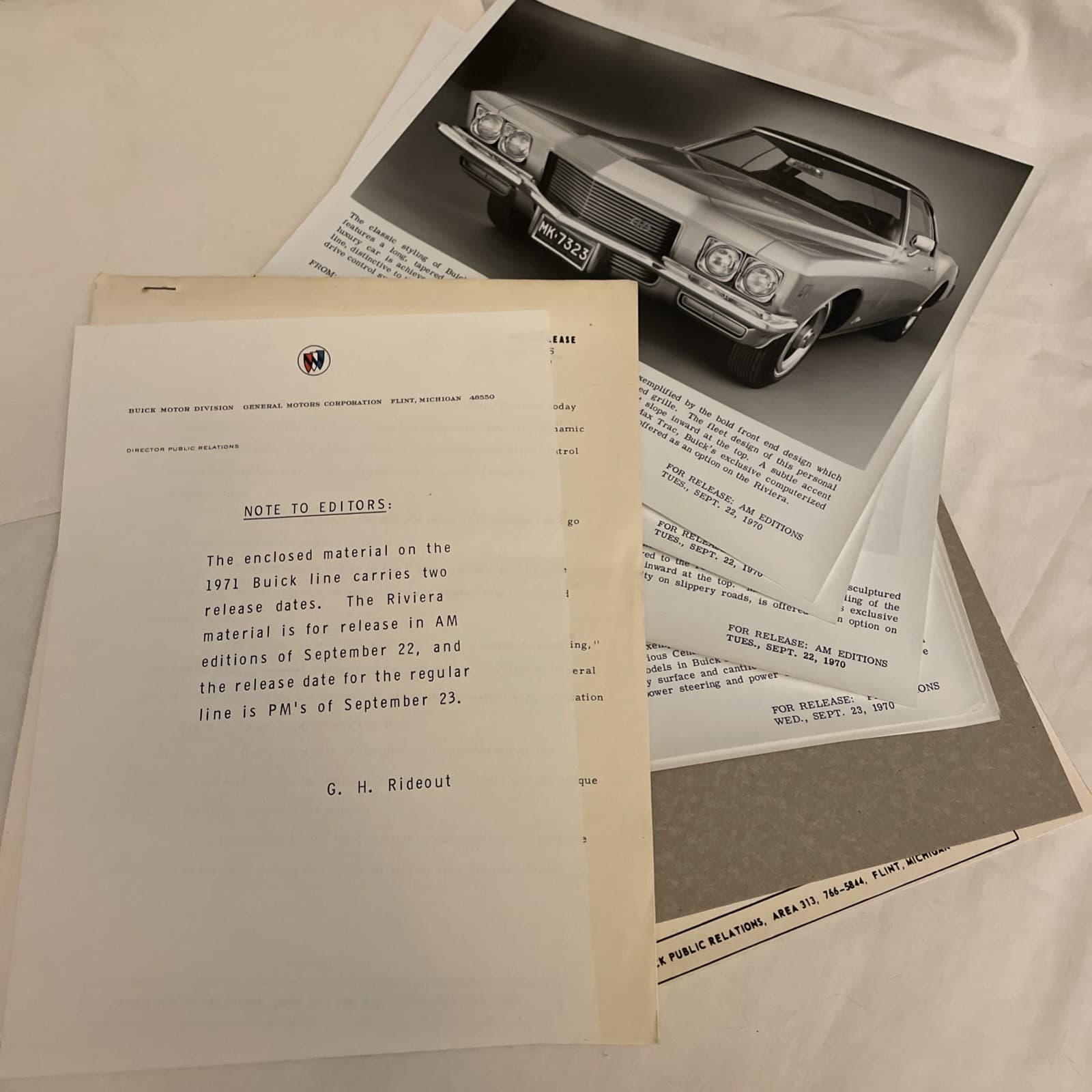 NOS 1971 Buick 2 Part Press Kit, Press Release For Riviera + Reg Line Up 7 Photo