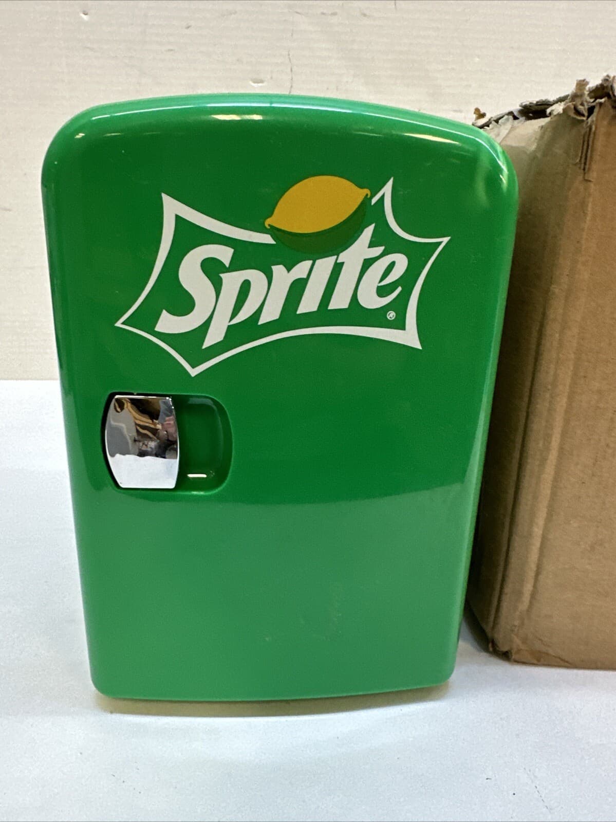 Koolatron green Sprite 4 Liter/6 Can Portable thermoelectric Cooler.  Read Desc 3