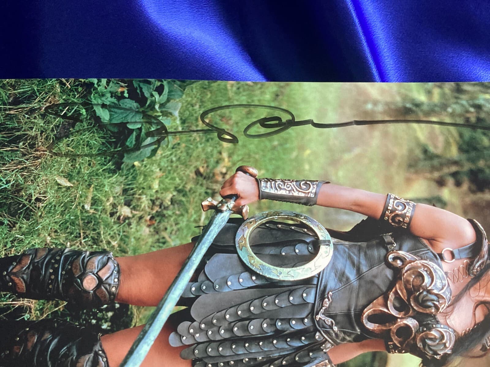 VERY RARE Official Xena (Lucy Lawless) 8x10 SIGNED Photo / Picture XE-LL 255 2