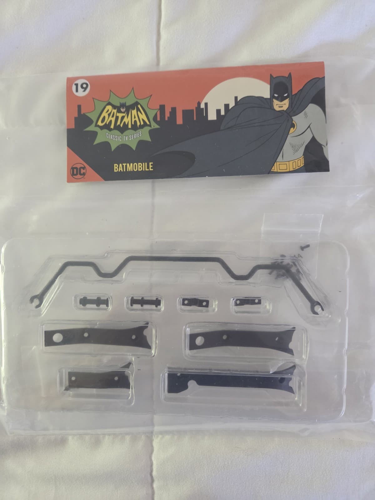 Fanhome Build The 1966 Batmobile TV Batman Car 1/8 Scale Model Kit Issue 19