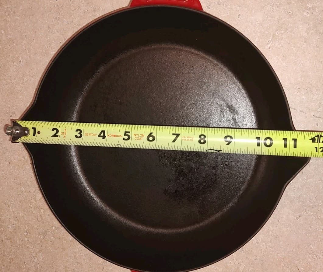 Staub VINTAGE  Cast Iron Enamel Frying Pan, W/ Pour Spout. Made In France Used 3