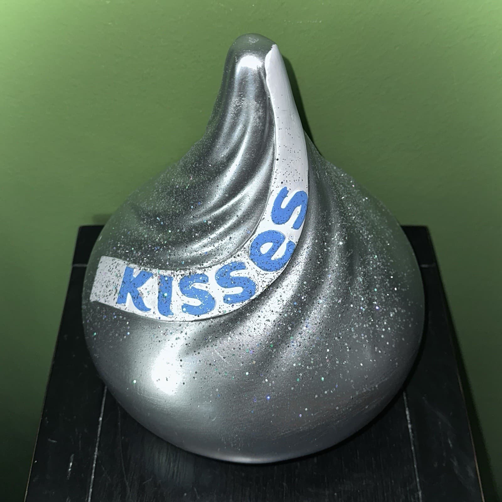 New HERSHEYS KISSES Silver 9” Tabletop Decor 2