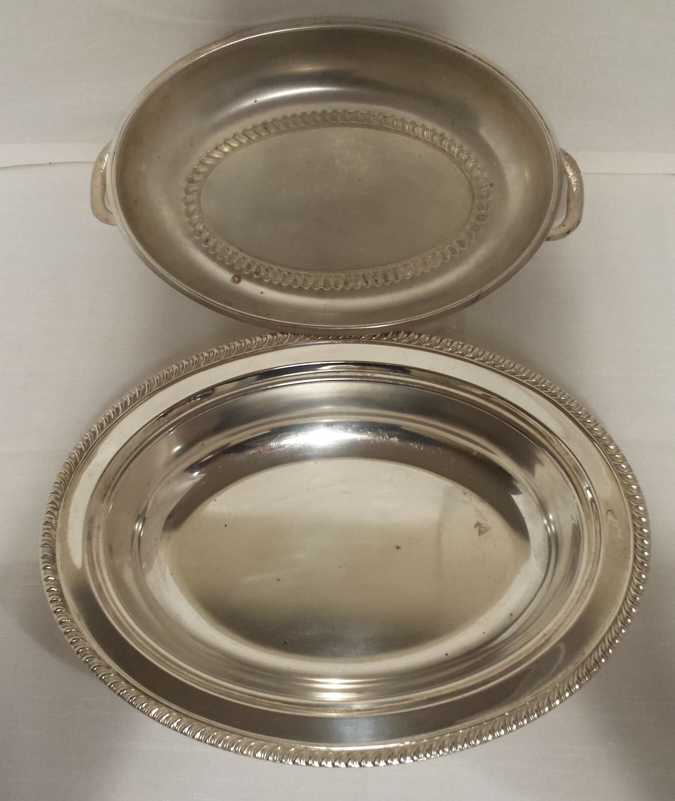 SHERIDAN SILVERPLATE OVAL COVERED CASSEROLE W/ HANDLED LID 3