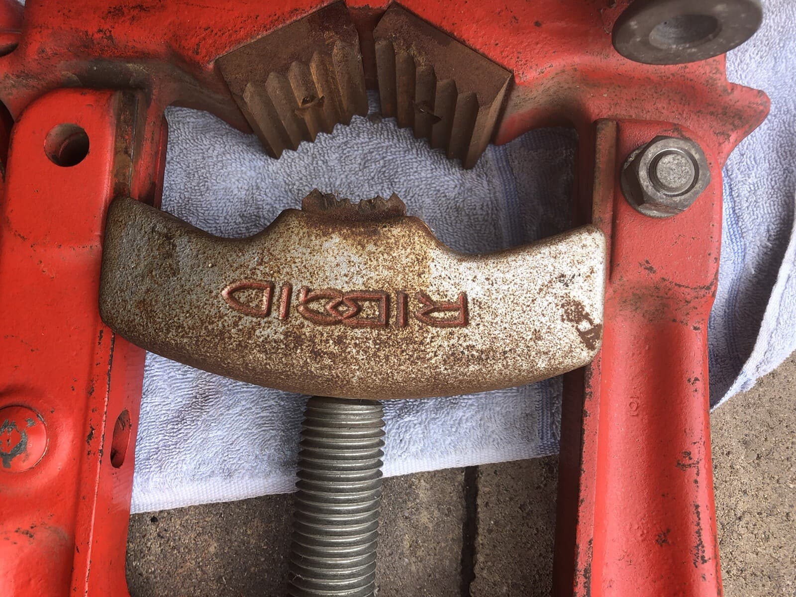 RIDGID NO. 26 YOKE  PIPE VISE 1/8-5" CAPACITY IN VERY GOOD CONDITION. 6