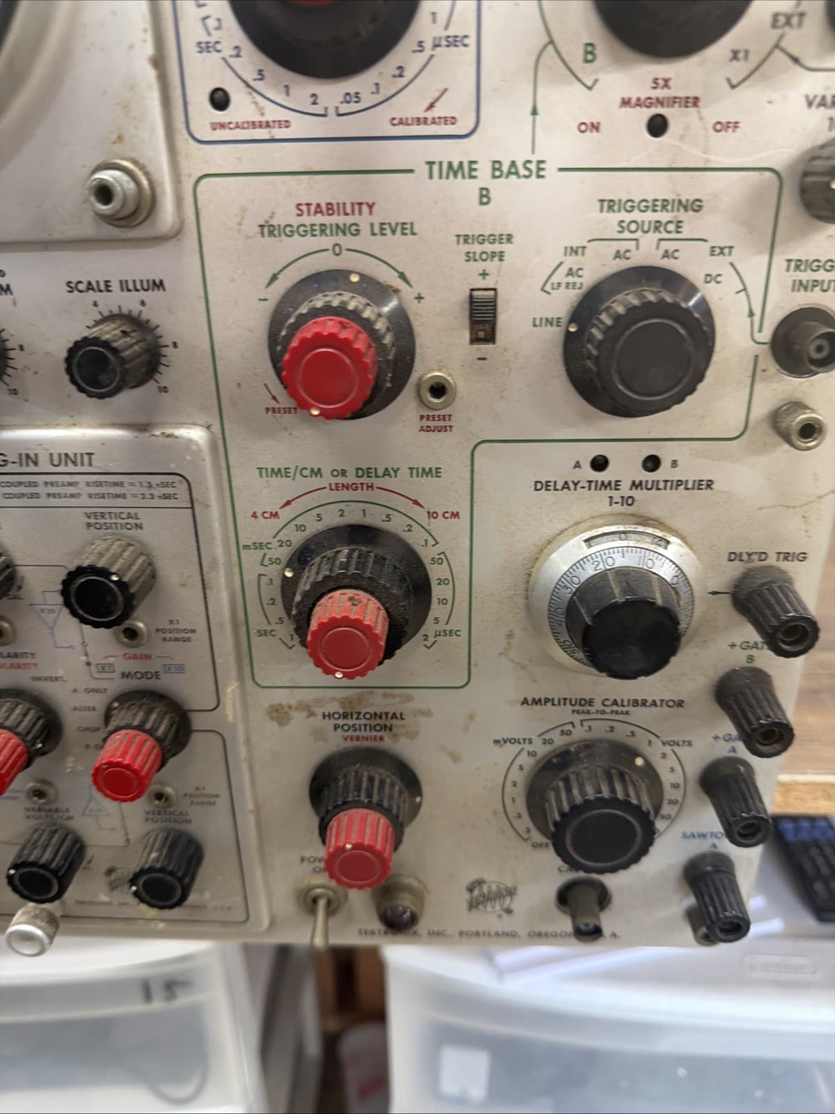 TEKTRONIX TYPE-585A OSCILLOSCOPE Works 4
