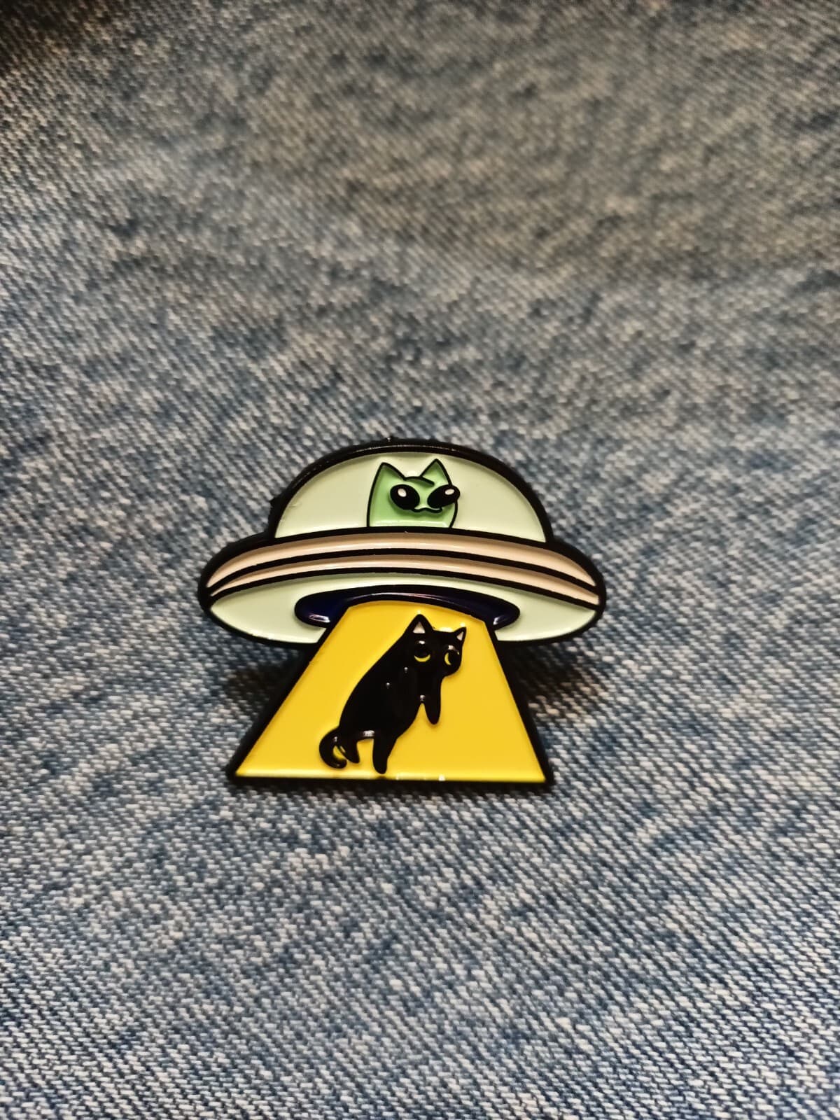 UFO ABDUCTING CAT ENAMEL PIN-SHIP ALL THE PINS YOU BUY FOR $4.99-VISIT OUR STORE