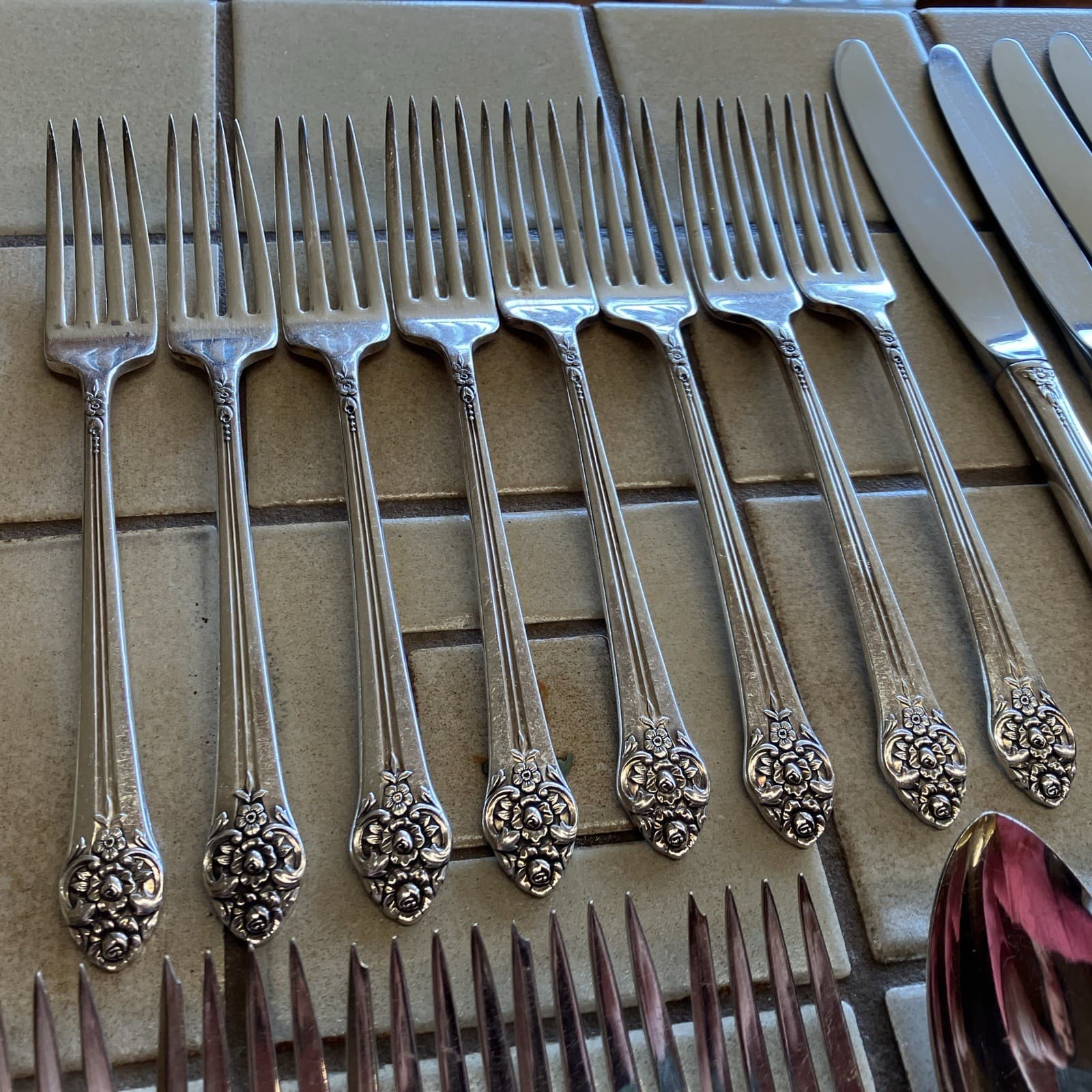 1881 ROGERS ONEIDA PLANTATION  42 PC SET SILVERPLATED FLATWARE SVC/8 2