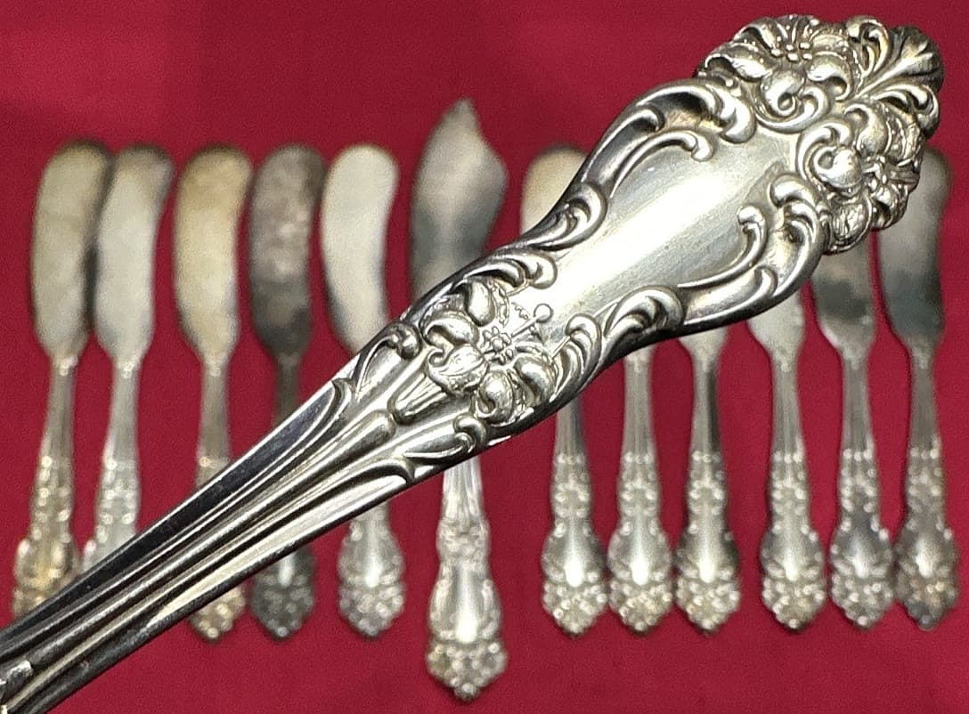 13 Pc TIGER LILY Silverplated 1 MASTER BUTTER & 12FLAT SPREADERS Reed & Barton