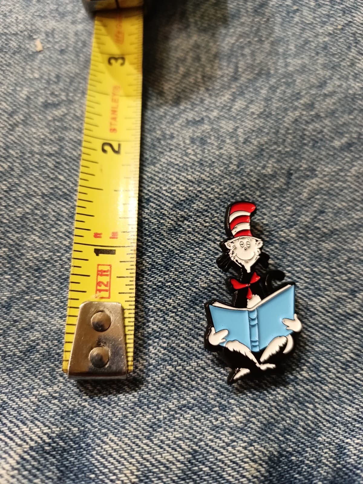 CAT IN THE HAT- ENAMEL/ LAPEL PIN-UNBRANDED- PIN-NEXT DAY SHIPPING 2