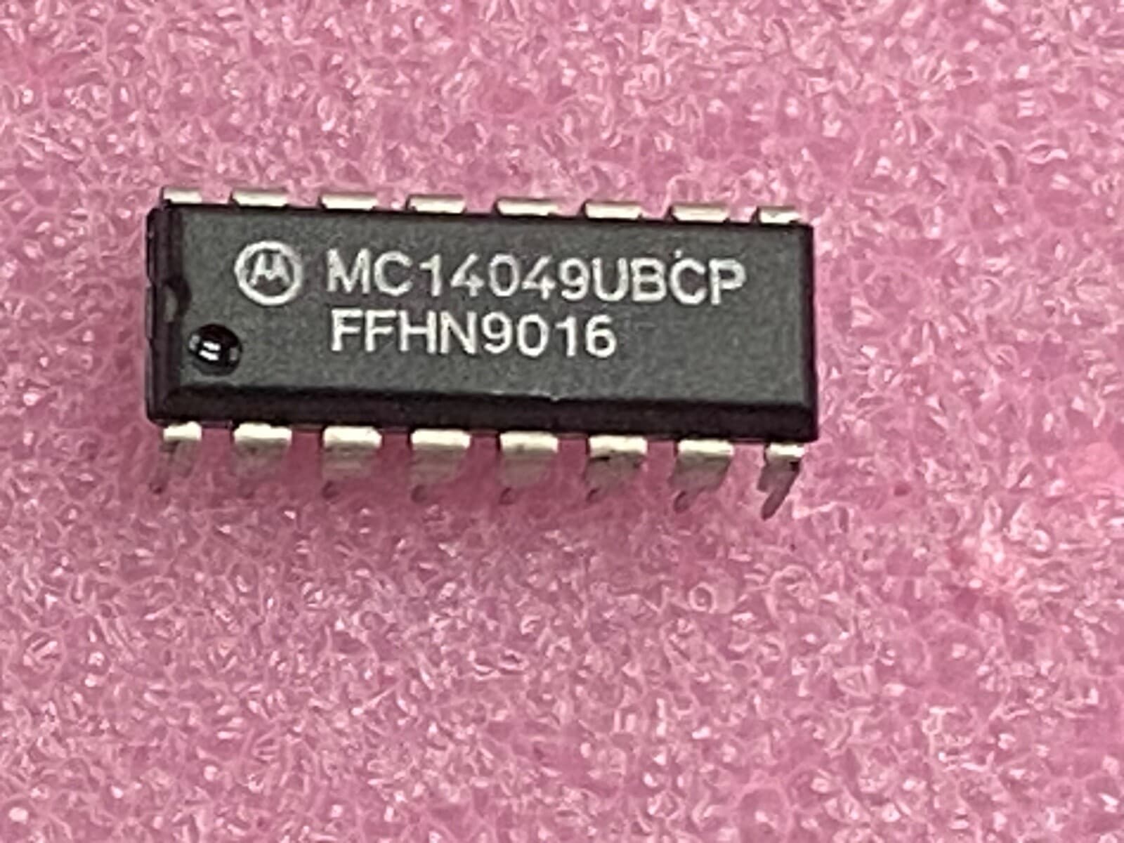 Motorola MC14049UBCP hex inverter/buffer 6 channels Integrated Circuit