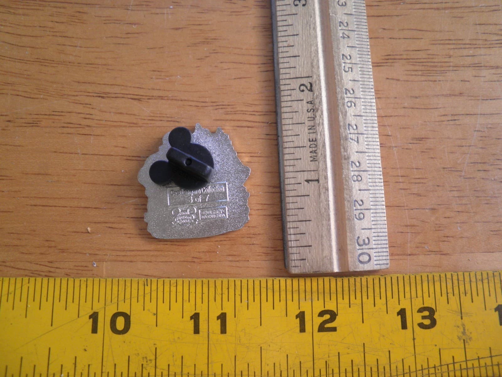 Donald Duck carrying Christmas gifts through snow green jacket Disney Pin 2