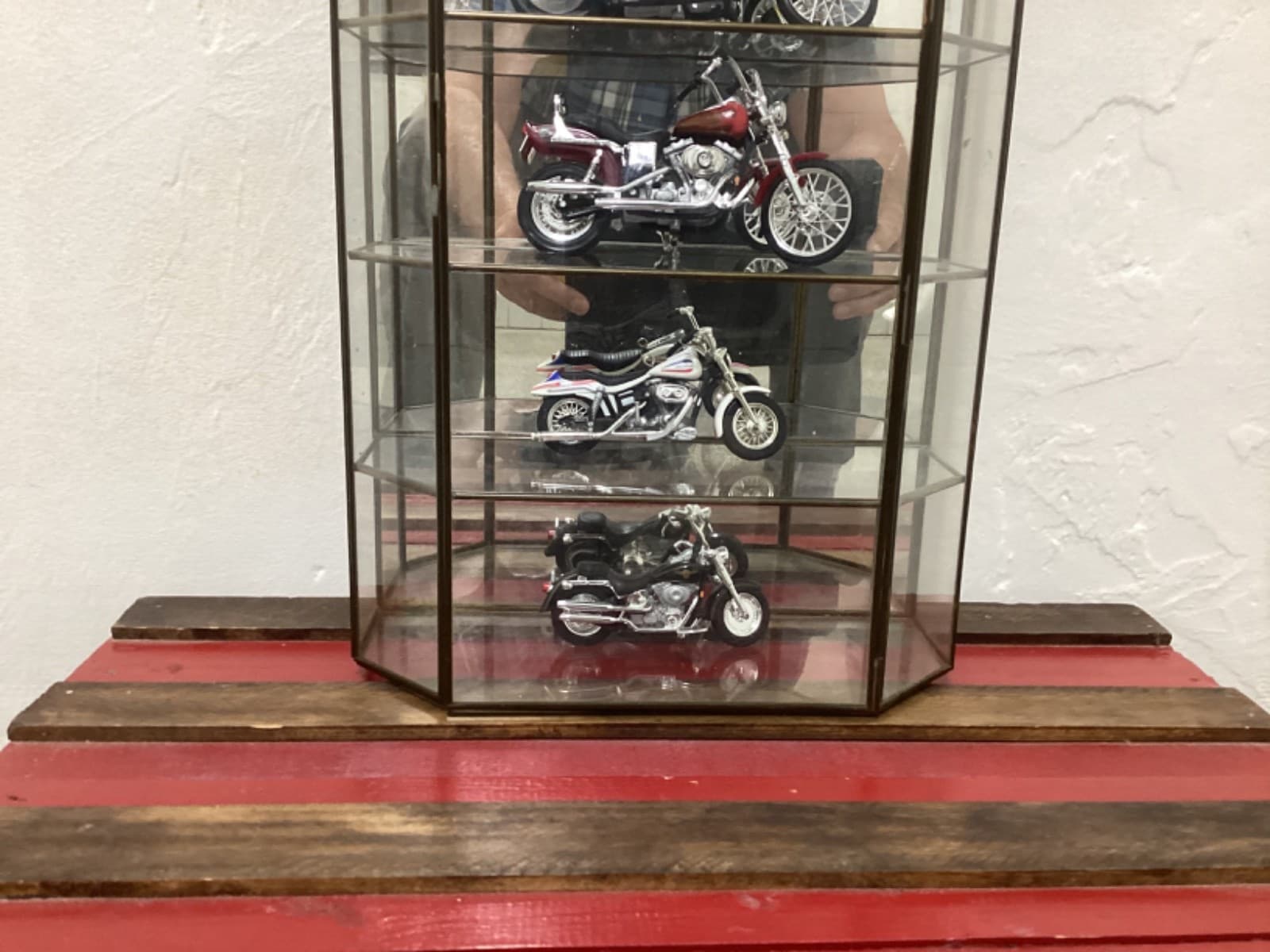 6 MAISTO HARLEY DAVIDSON 1:18 SCALE MOTORCYCLES ( Case NOT Included ) 2