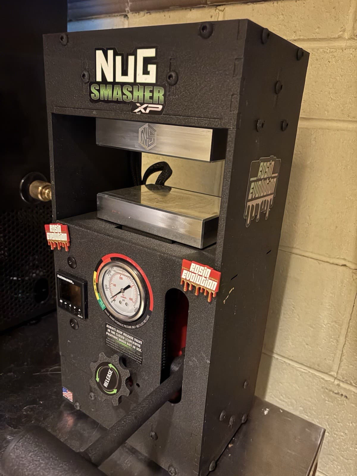 NugSmasher XP Press with Gauge and Control Panel 2