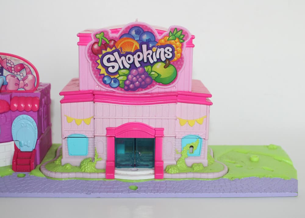 Shopkins Lil' Secrets Secret Small Mall - multi level playset w/ grocery store 3