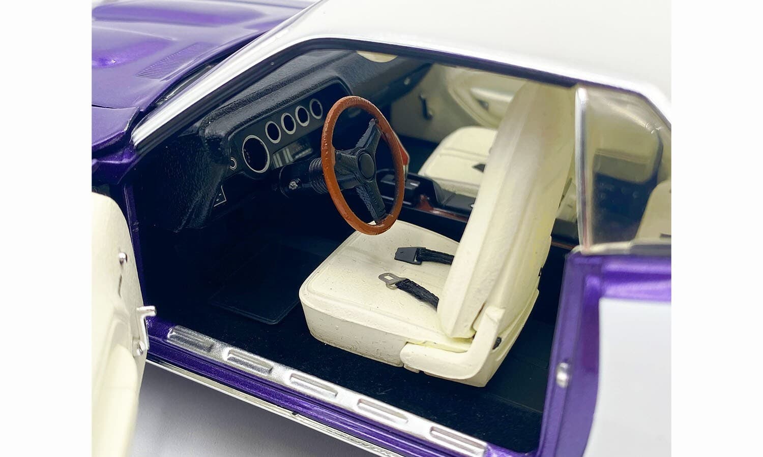 ACME A1806135VT 1:18 1971 PLYMOUTH CUDA (IN-VIOLET) VINYL TOP 4