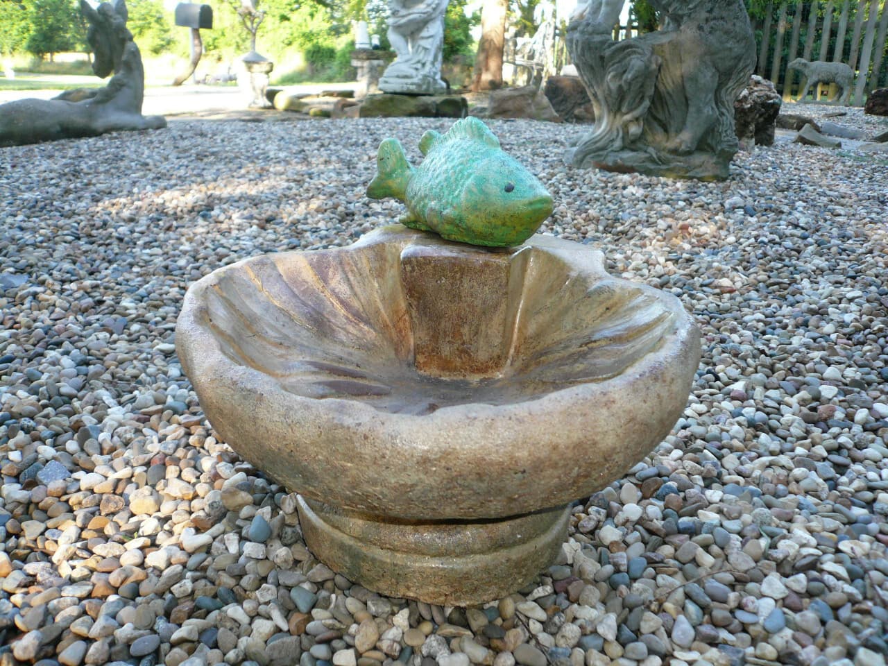 EXQUISITE WEATHERED VINTAGE CEMENT/CONCRETE SHELL TABLETOP BIRDBATH & GREEN FISH 3