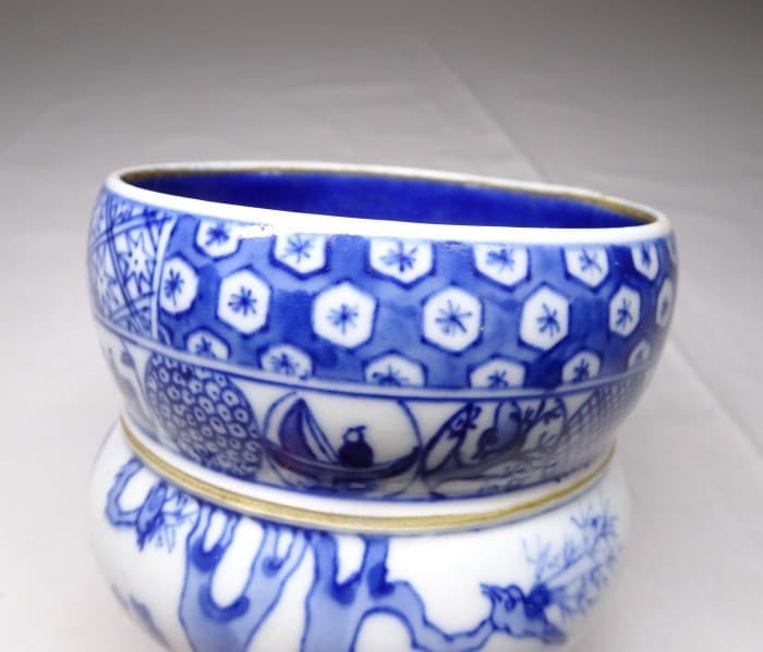 B0674: Japanese fine blue-and-white porcelain incense burner of popular SHONZUI 5